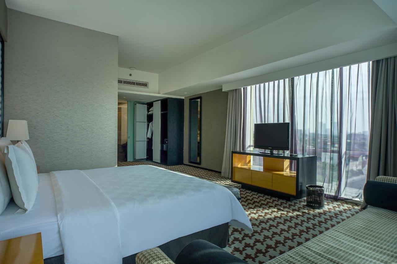 Artotel Ts Suites Surabaya Exteriör bild